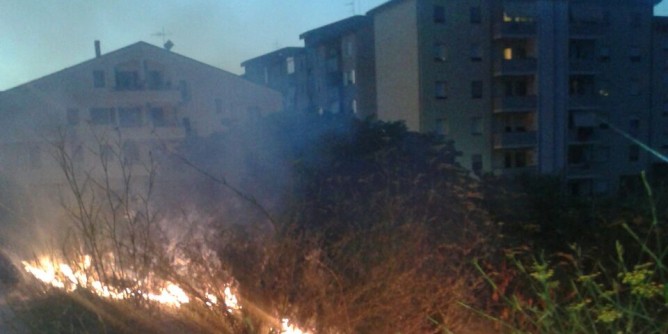 Incendio alla Taulera, paura nelle case | Foto