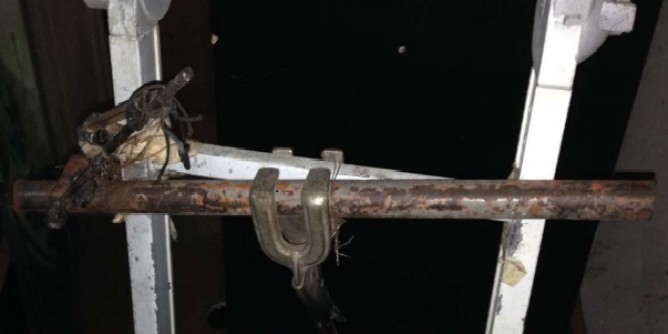 Minaccia i vicini e spara un colpo. Si barrica in casa armato: arrestato