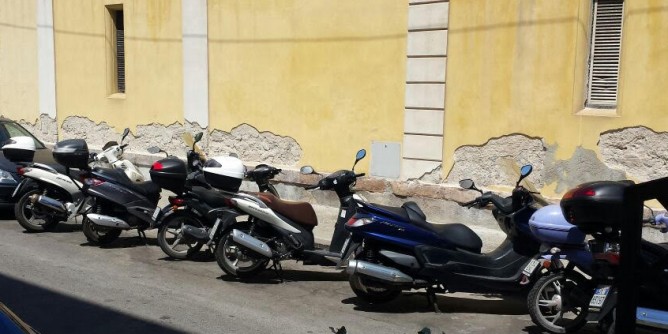 Le moto invadono i parcheggi: proteste