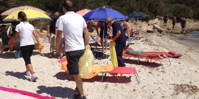 Pulizia e portaceneri in spiaggia. Ente Parco al Lavoro in Gallura