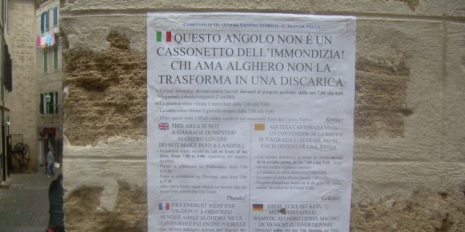 Rifiuti in centro: manifesti per algheresi e non | Foto