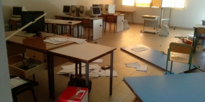 Vandali al Liceo Dettori: «fuori i responsabili»