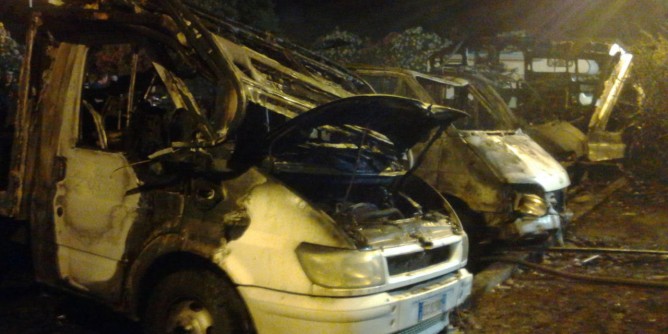 Esplosione: 5 camper in fiamme al Canopoleno