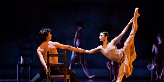 Il ballerino Kledi Kadiu danza a Lo Quarter