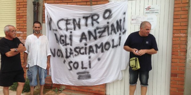 Protesta al villaggio Satellite: «Rivogliamo il Centro anziani»
