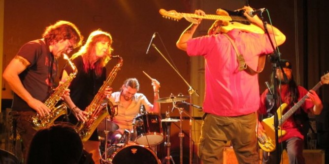 A Porto Torres perfomance dal vivo dei <i>Fleurs du Mal</i>
