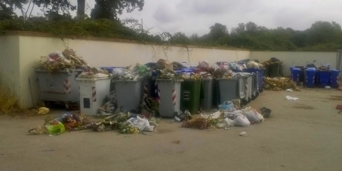 Montagna di rifiuti al Cimitero: proteste