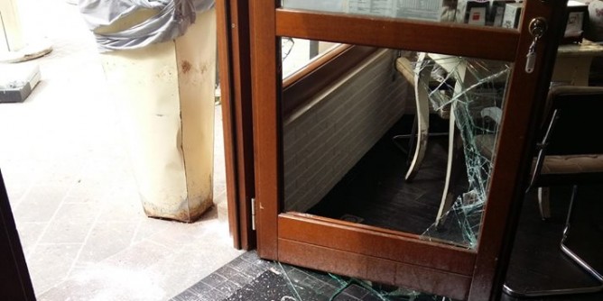Vetrata sfondata e furto al Caff dei Pazzi | Foto