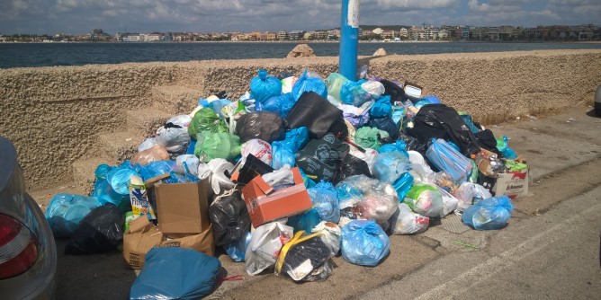 I rifiuti <i>esplodono</i> al Porto di Alghero | Foto