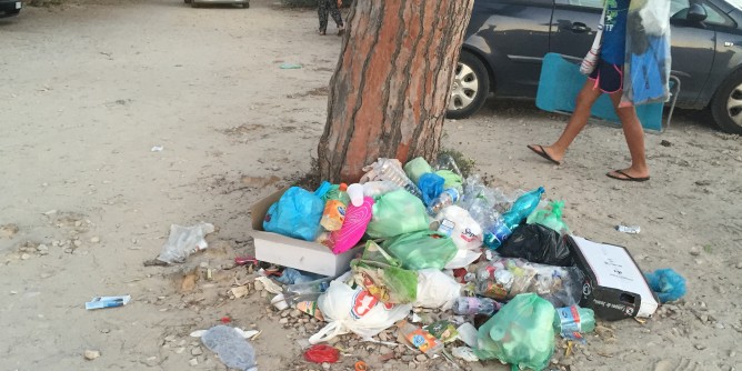 Incivili a Mugoni, rifiuti all´ombra | Foto