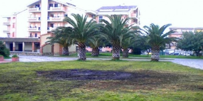Assemini, piazza SantAndrea. Giardini bruciati e niente decoro