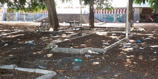 Piazza Garibaldi a Cagliari: sporcizia, degrado e abbandono