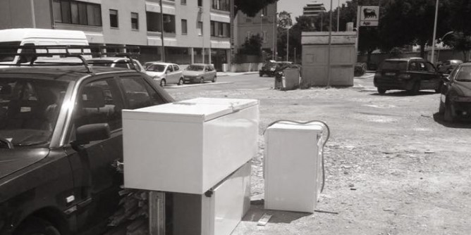 Rifiuti o arte: ironia sulla sporcizia di Cagliari