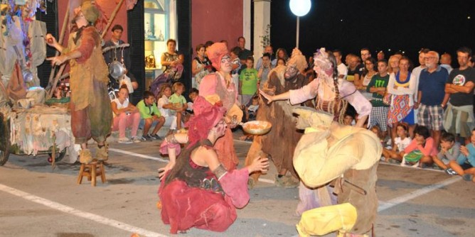 Stintino: giullari di Mauriziello a <i>LIsola in vetrina</i>