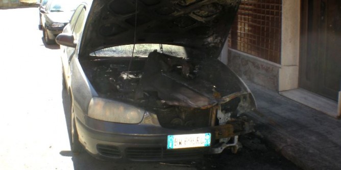 Cagliari, raid vandalico nella notte. Danneggiate 25 auto a Genneruxi