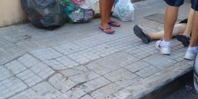Marciapiede a pezzi, anziana cade | Foto