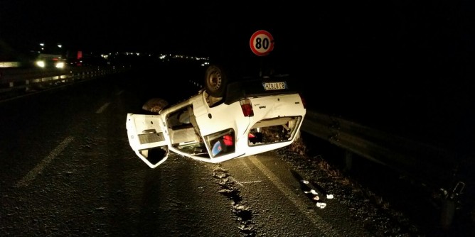 Schianto nella ex 131, Panda si ribalta | Foto
