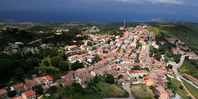 Aglientu, in arrivo 80 migranti: cittadini occupano il municipio