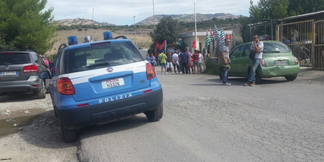 140 dipendenti blindano il Cedi. Clima teso, arriva la polizia