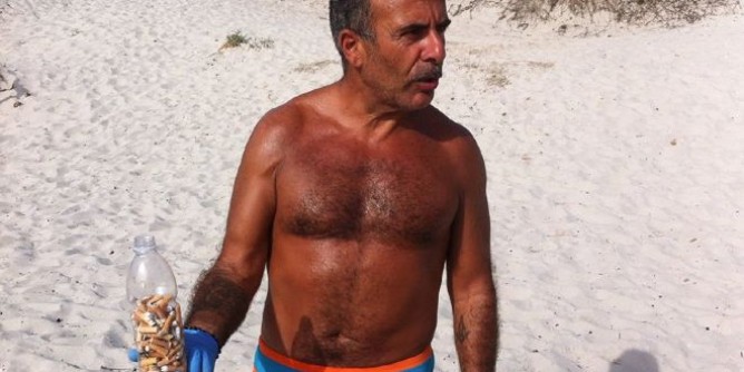 Esempi in costume: l´uomo che raccoglie cicche