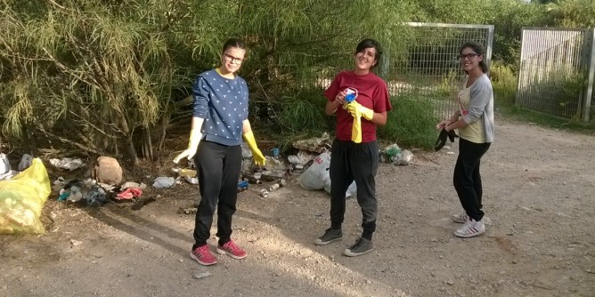 Giovani puliscono la discarica del Calich