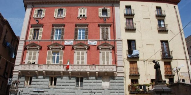 Anche a Cagliari, Domenica di carta