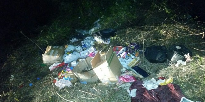 Traditi dalla bolletta: multati per abbandono rifiuti