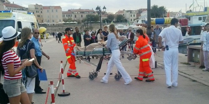 Salpa la nave, malore a due crocieristi | Foto