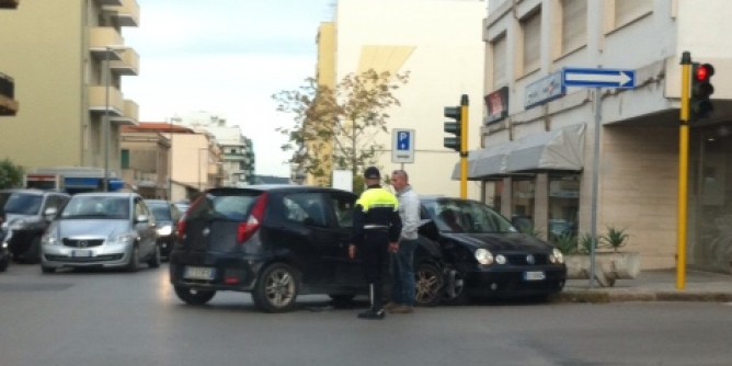 Scontro tra due auto ad Alghero | Foto