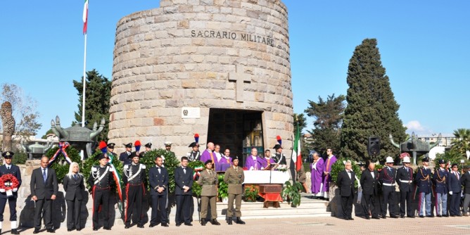 LArcivescovo omaggia i Caduti