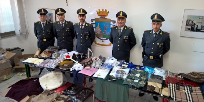 Maxi-sequestro di griffe a Sassari: oltre 170mila capi contraffatti