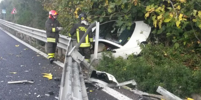 Finisce fuoristrada a Sassari: miracolata