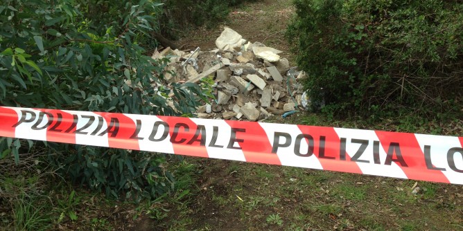 Rifiuti ospedalieri in terreno alla periferia di Sassari