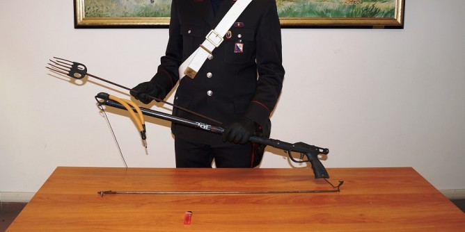 Minaccia di far esplodere casa e punta fiocina contro i carabinieri
