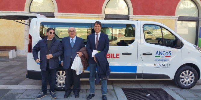 Minibus Confartigianato per l´Associazione Peter Pan