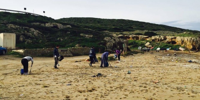 Porto Palmas: amministratori e cittadini ripuliscono l’arenile