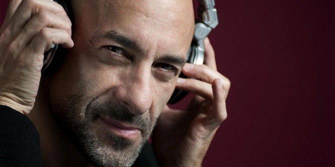 Alessio Bertallot allo spazio piscina