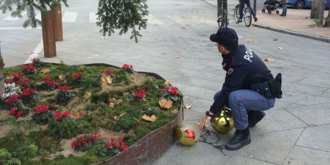 Due giovani danneggiano lalbero di Natale nel centro di Nuoro
