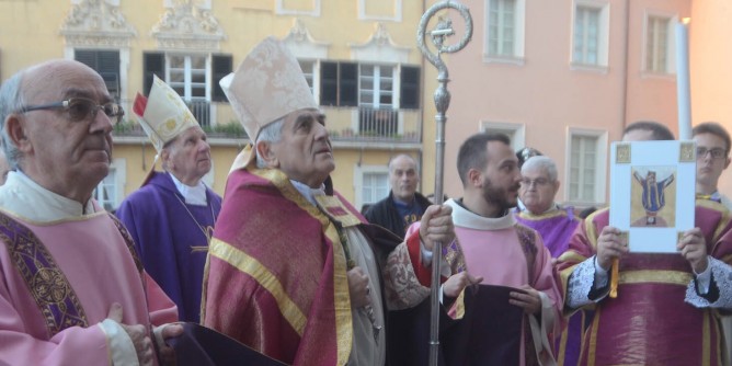 Aperta la Porta Santa del Duomo. Giubileo, gran folla a San Nicola