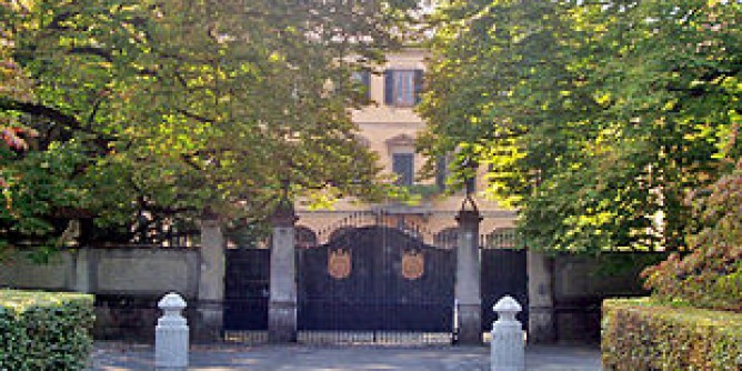 Cagliaritano si da fuoco davanti a Villa Berlusconi