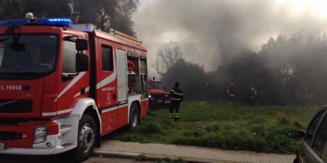 Samatzai: fienile in fiamme