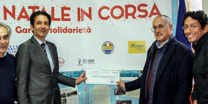 Babbi natale in corsa: assegno per Caritas
