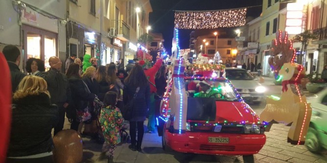 Porto Torres: l’autoslitta di Babbo Natale visita le scuole