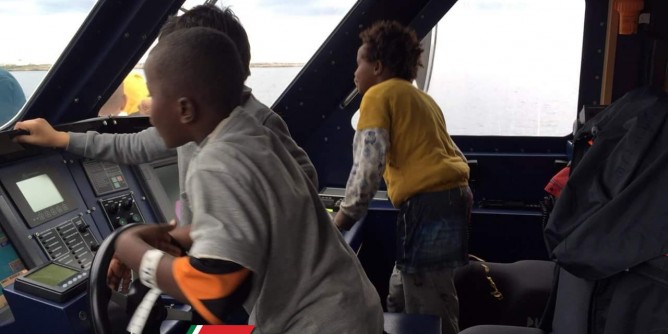 Motovedetta salva-migranti rientra a Olbia 