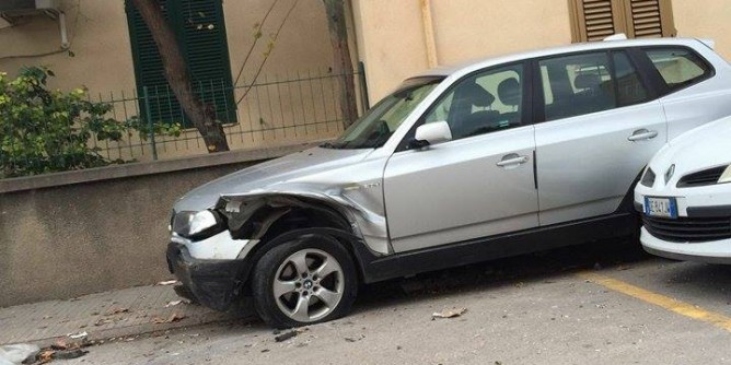 In Golf forzano il posto di blocco. Inseguimento e schianto: 3 fermi