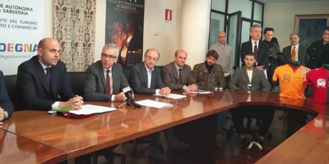 2016 anno dell´artigianato sardo. Marchio Isola su maglie Cagliari