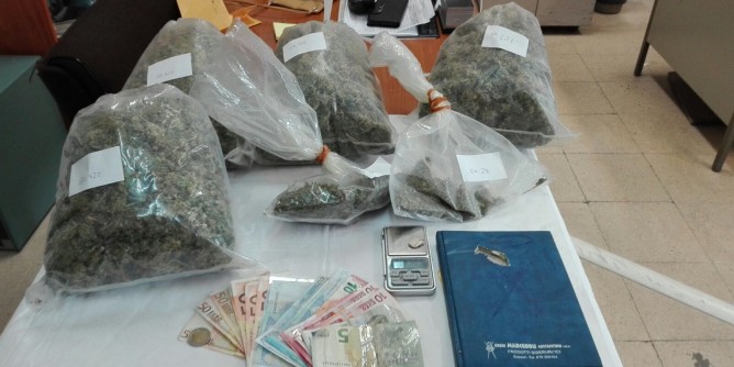Casa dello spaccio a Is Mirrionis. Tre arresti e sequestri di droga