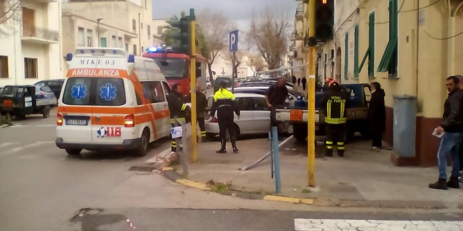 Ape si schianta contro palazzo ad Alghero 