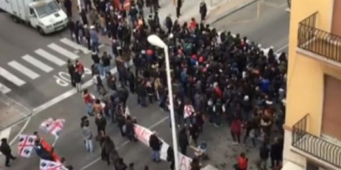Salvini a Cagliari: citt blindata. Polizia ferma furgone: denunce