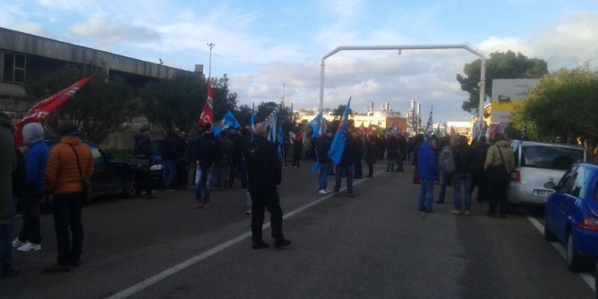 Vertenza Versalis, sciopero: lavoratori e sindaci contro Eni